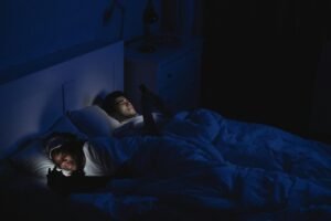 cut down screen period time prior to bed